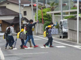 1年と６年下校１.JPG